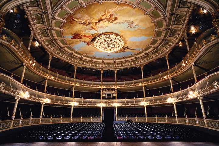 https://www.costaricainfolink.com/es/wp-content/uploads/2009/06/interior-teatro-nacional-san-jose-costa-rica.jpg